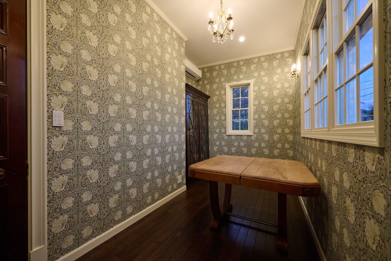 窓とウィリアムモリスの壁紙