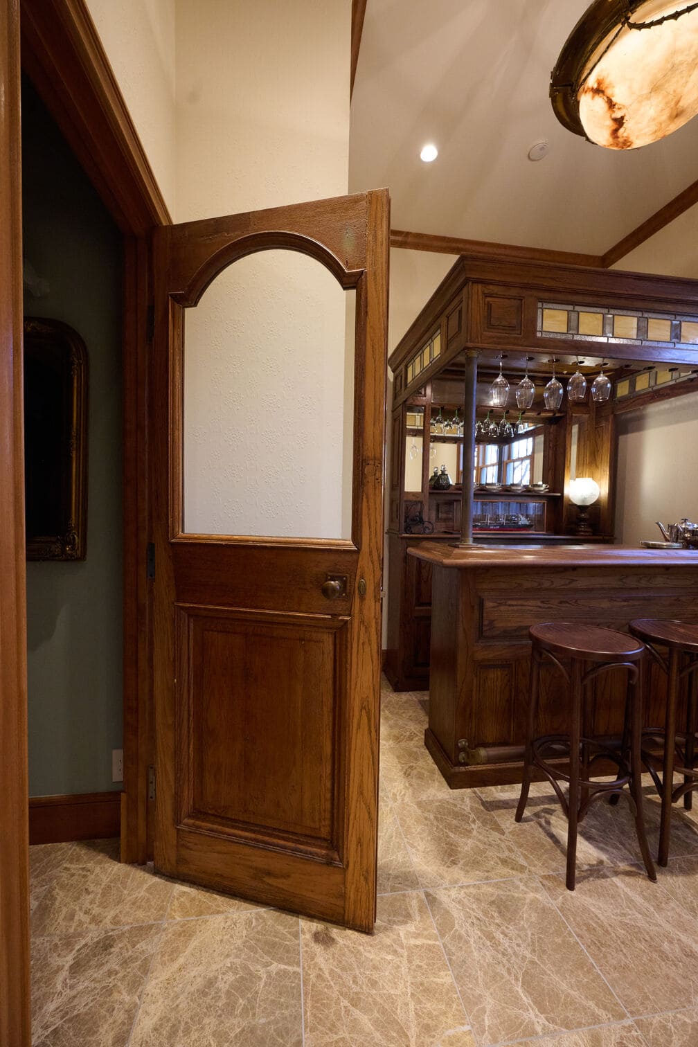 スターラインサロンの階段と大理石の床