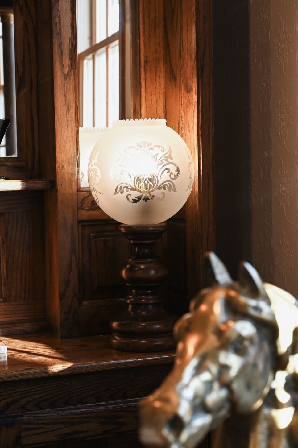 ライオンのオブジェが置かれた部屋の隅