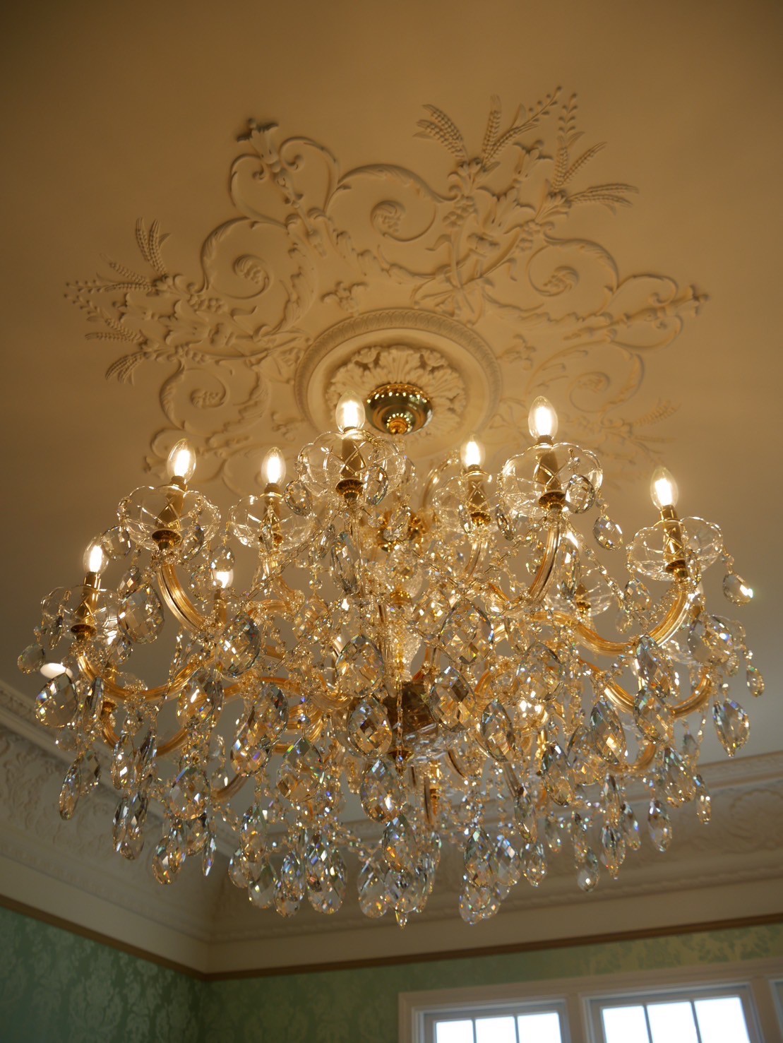 メダリオンが彩る高天井のシャンデリア
