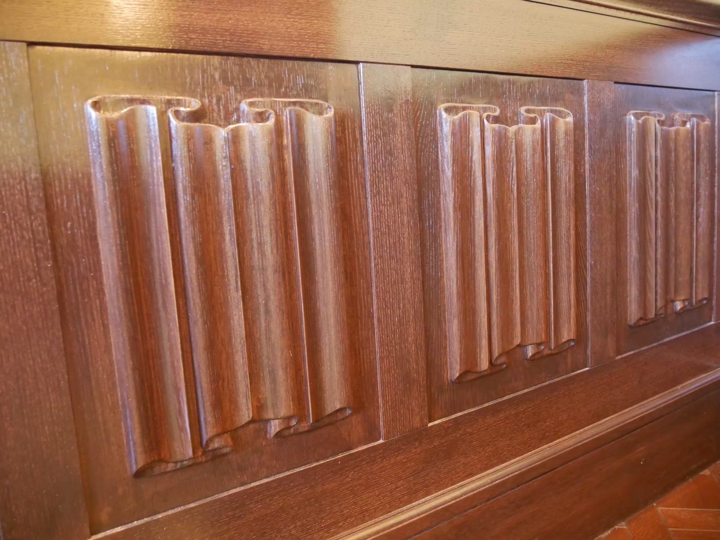 リネンフォールドの腰壁のディテール